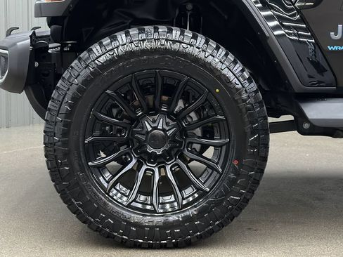 Used 2025 Jeep Wrangler Unlimited Sahara AWD/4WD image 10