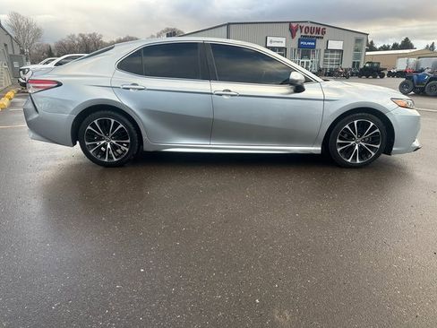 Used 2018 Toyota Camry SE image 2