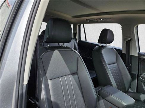 Used 2023 Volkswagen Tiguan SE w/ Panoramic Sunroof Package image 23