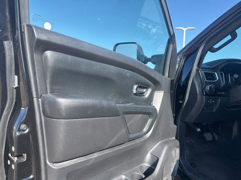 Used 2019 Nissan Titan SV w/ SV Convenience Package image 21