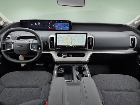 New 2025 Ford Expedition Active image 12