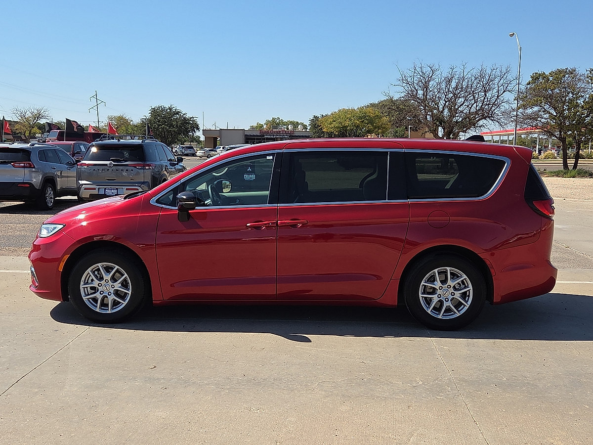 Used 2024 Chrysler Pacifica Touring-L FWD image 2