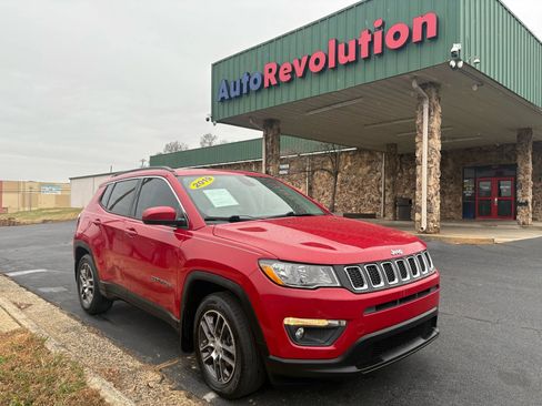 Used 2019 Jeep Compass Latitude FWD image 1