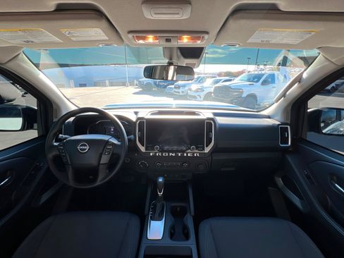 Used 2025 Nissan Frontier SV image 9