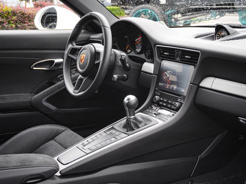 Used 2018 Porsche 911 GT3 w/ Sport Chrono Package RWD image 32