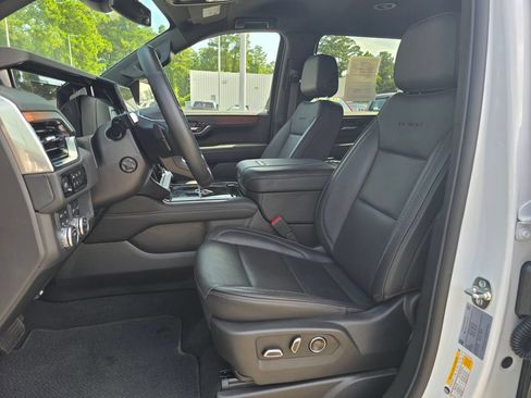 Used 2025 GMC Yukon XL Denali AWD/4WD image 9