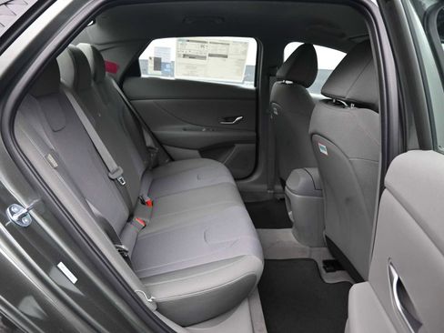 Used 2025 Hyundai Elantra SE FWD image 12