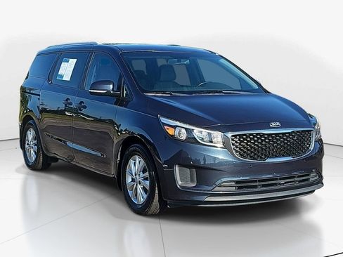 Used 2017 Kia Sedona LX w/ LX Essentials Premium Package FWD image 3