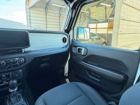 Used 2025 Jeep Wrangler Sahara image 35