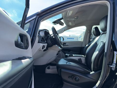 Used 2024 Chrysler Pacifica Touring-L image 10
