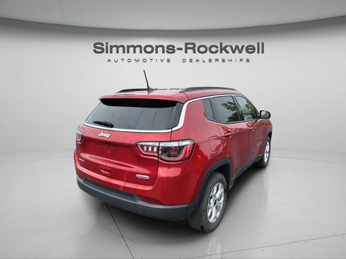 Used 2025 Jeep Compass Latitude AWD/4WD image 5
