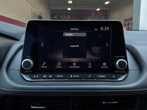 Used 2025 Nissan Rogue SV FWD image 31