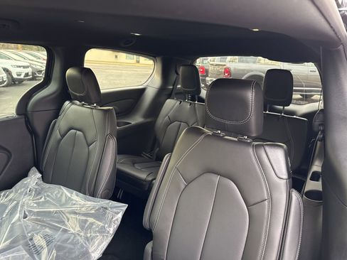 New 2026 Chrysler Pacifica Select image 22