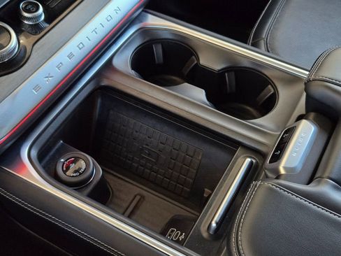 Used 2025 Ford Expedition Platinum image 21