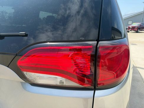 Used 2018 Chrysler Pacifica Limited FWD image 61