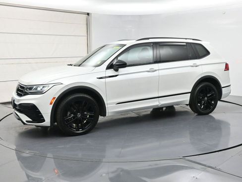 Certified 2022 Volkswagen Tiguan SE R-Line AWD/4WD image 26