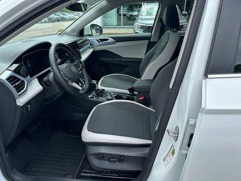 Certified 2025 Volkswagen Taos SE w/ Panoramic Sunroof Package AWD/4WD image 14