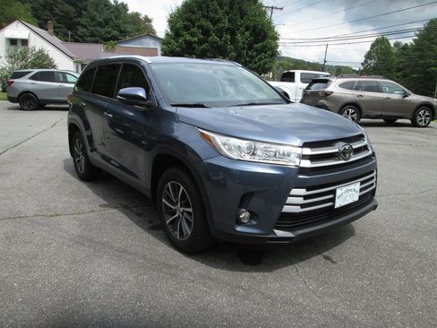 Used 2019 Toyota Highlander XLE AWD/4WD image 3