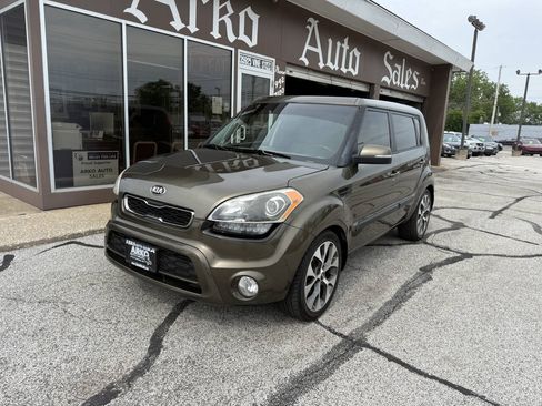 Used 2013 Kia Soul ! FWD image 2
