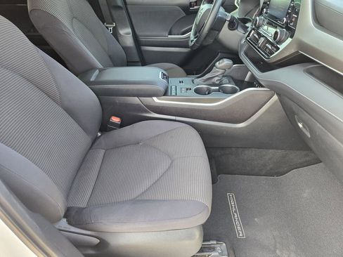 Used 2021 Toyota Highlander LE image 13