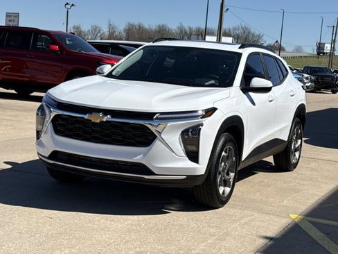 New 2026 Chevrolet Trax LT w/ Sunroof Package image 11