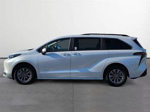 Used 2025 Toyota Sienna XLE image 3