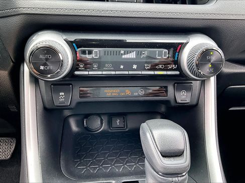Used 2022 Toyota RAV4 XLE AWD/4WD image 33