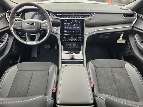 New 2025 Jeep Grand Cherokee L Altitude image 10