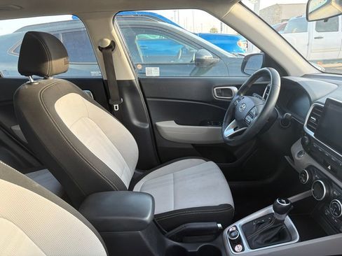 Used 2025 Hyundai Venue SEL FWD image 4