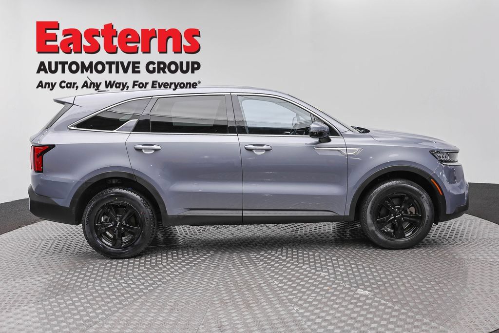 Used 2023 Kia Sorento LX AWD/4WD image 4