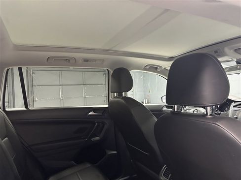 Used 2018 Volkswagen Tiguan SE w/ Panoramic Sunroof Package image 13