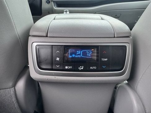 Used 2019 Toyota Highlander XLE AWD/4WD image 21
