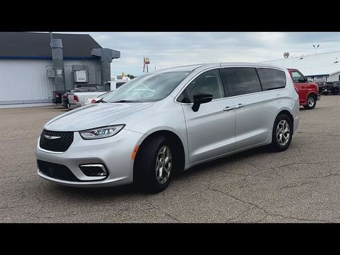 Used 2024 Chrysler Pacifica Limited FWD image 29