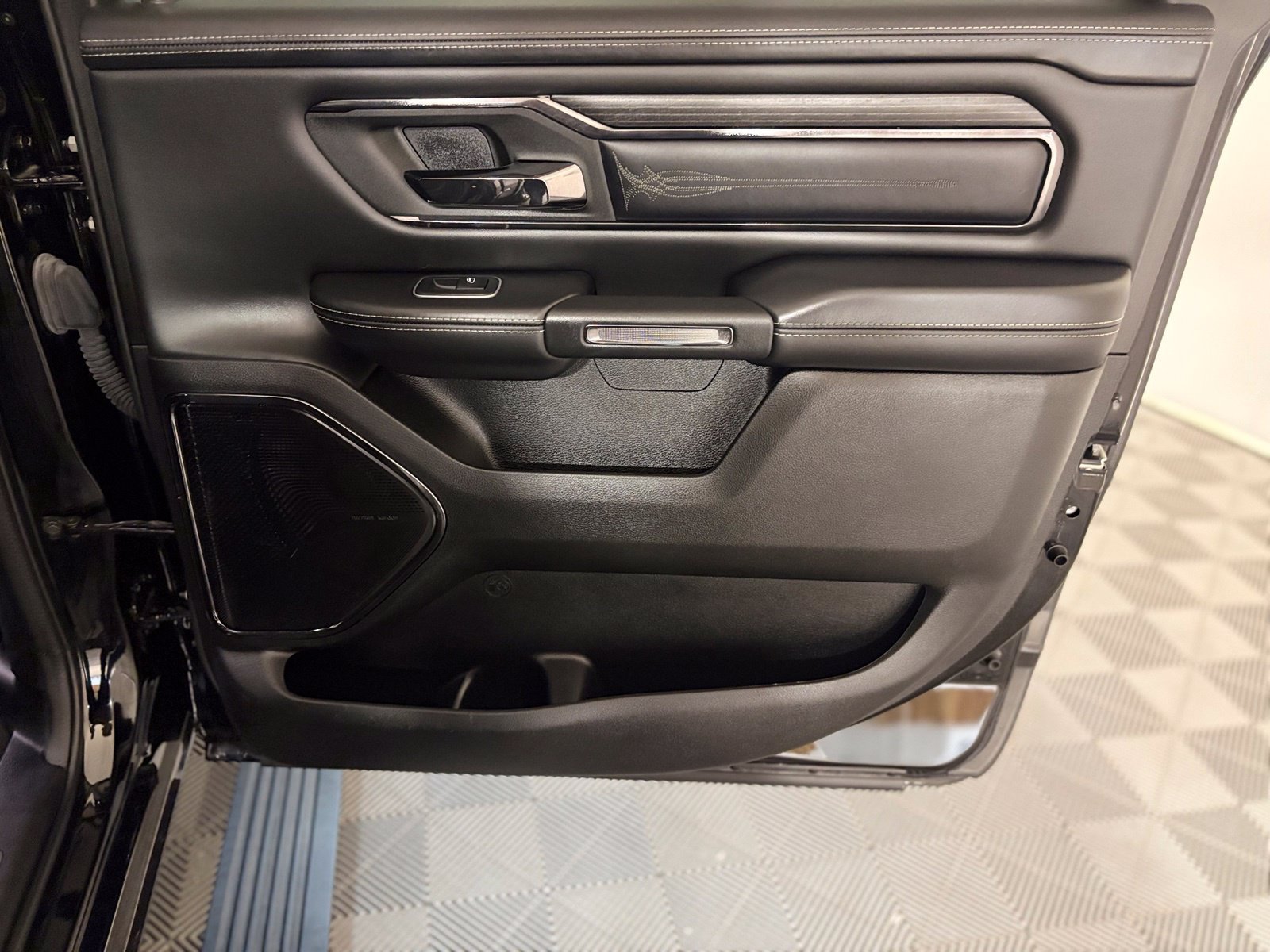 Used 2023 RAM 1500 Limited AWD/4WD image 22