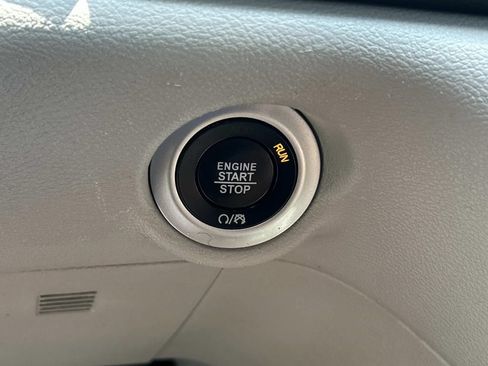 Used 2023 Chrysler Pacifica Touring-L FWD image 40