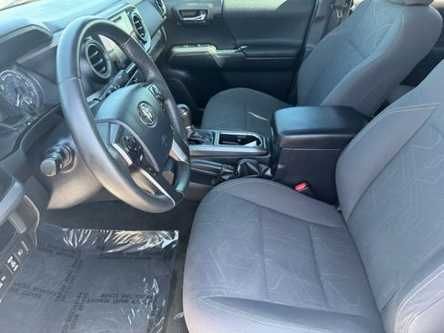 Used 2018 Toyota Tacoma TRD Off-Road w/ Technology Package AWD/4WD image 14