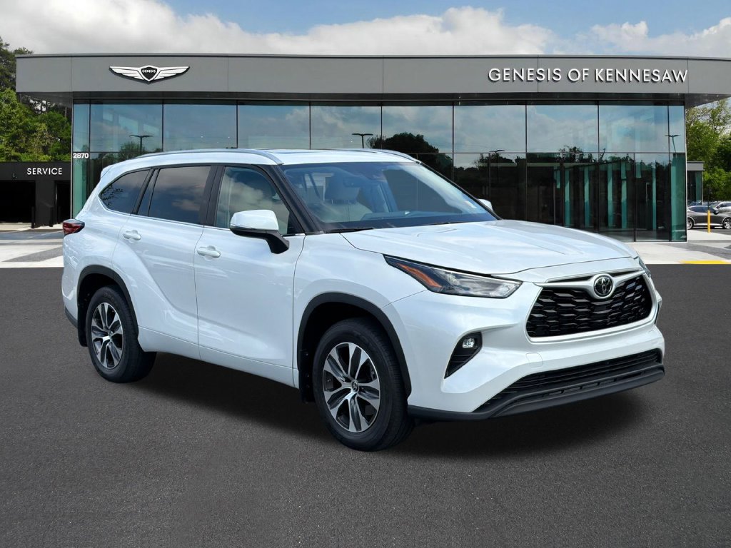 Used 2023 Toyota Highlander XLE FWD image 1