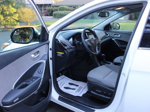 Used 2017 Hyundai Santa Fe SE image 5