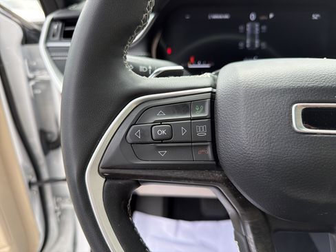 Certified 2023 Jeep Grand Cherokee Limited w/ Luxury Tech Group II AWD/4WD image 26