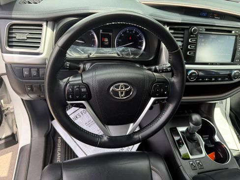 Used 2019 Toyota Highlander XLE AWD/4WD image 18