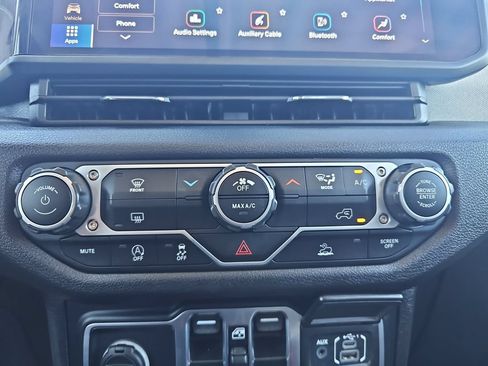 Used 2025 Jeep Gladiator Sport AWD/4WD image 23