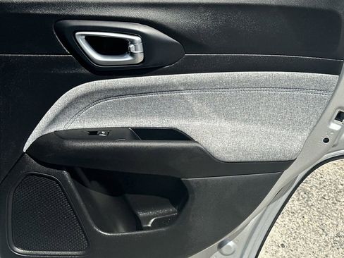 Used 2025 Jeep Compass Latitude image 17