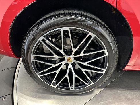 Certified 2025 Porsche Macan AWD/4WD image 14