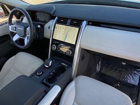 Used 2025 Land Rover Discovery S image 21