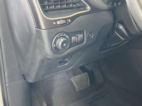Used 2022 Jeep Cherokee Trailhawk w/ Premium Leather Package AWD/4WD image 10