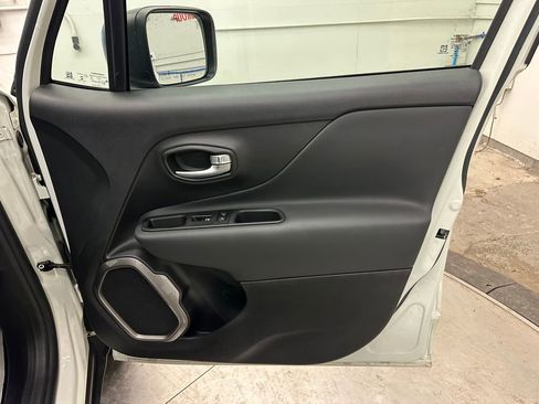 Certified 2022 Jeep Renegade Latitude w/ Convenience Group image 29