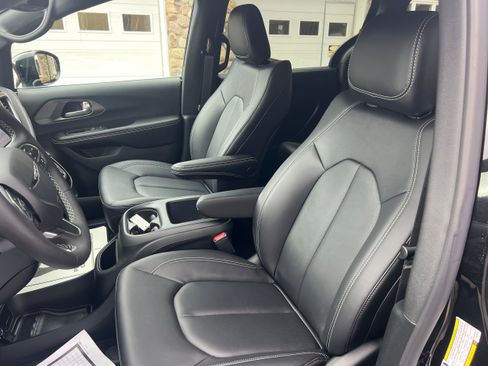 New 2026 Chrysler Pacifica Select image 12