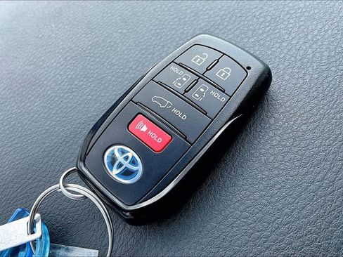 Used 2025 Toyota Sienna Platinum image 13