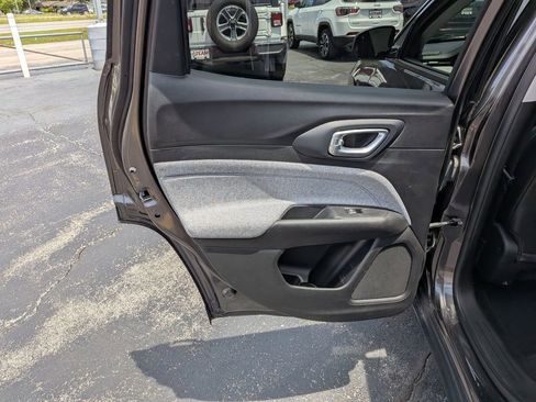 Used 2022 Jeep Compass Latitude w/ Convenience Group AWD/4WD image 19