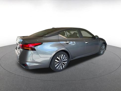 Used 2025 Nissan Altima 2.5 SV FWD image 12